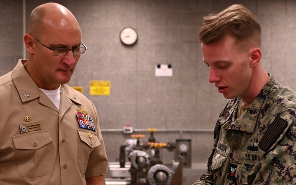 LPD-29 CO visits Great Lakes