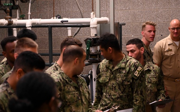 LPD-29 CO visits Great Lakes