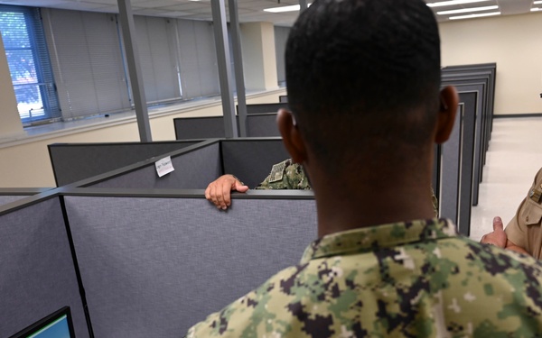 LPD-29 CO visits Great Lakes