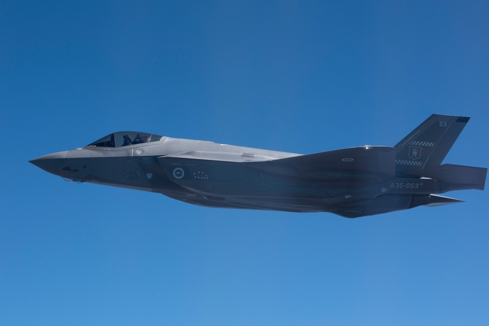 RAAF refuels Lightning in the skies