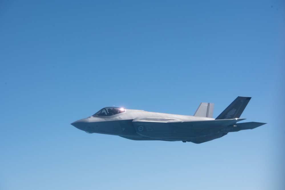 RAAF refuels Lightning in the skies