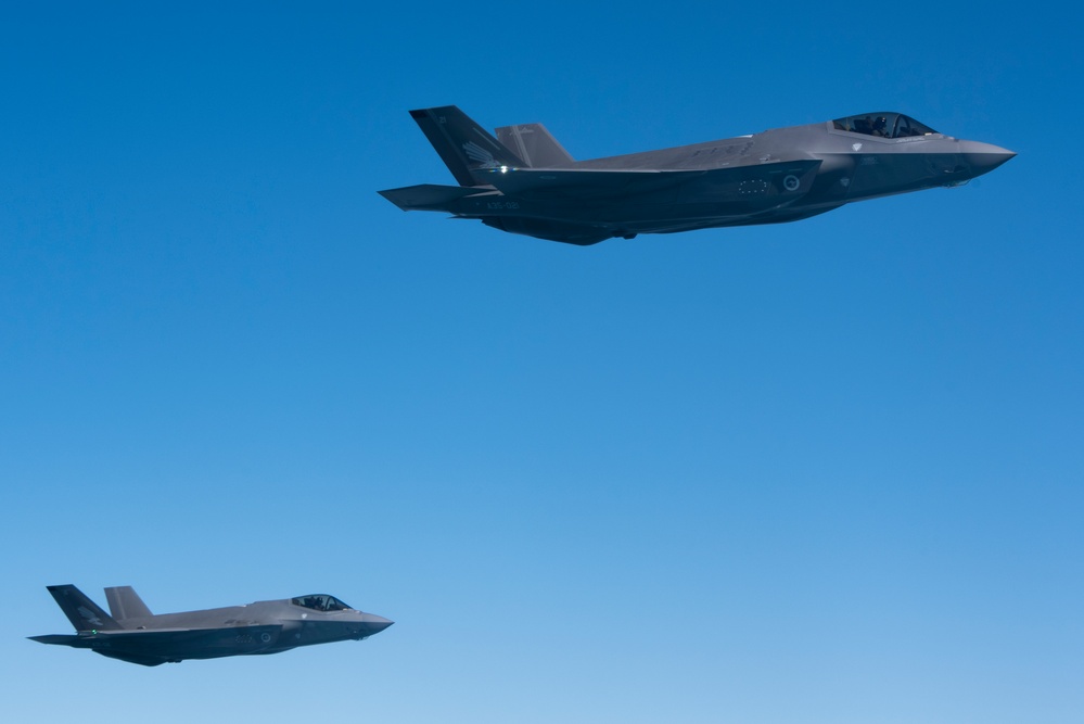 RAAF refuels Lightning in the skies