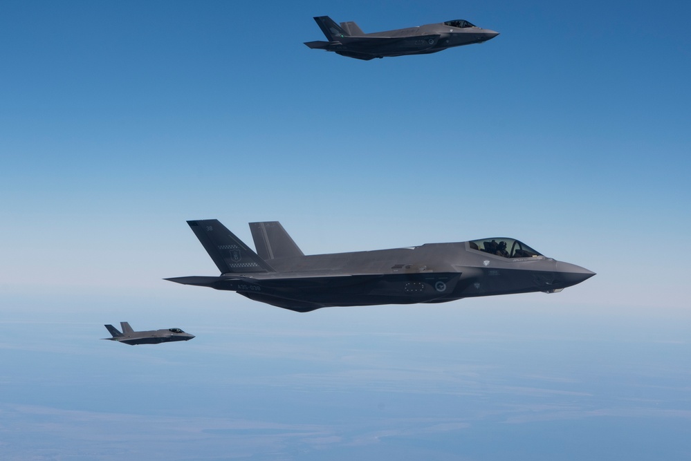 RAAF refuels Lightning in the skies