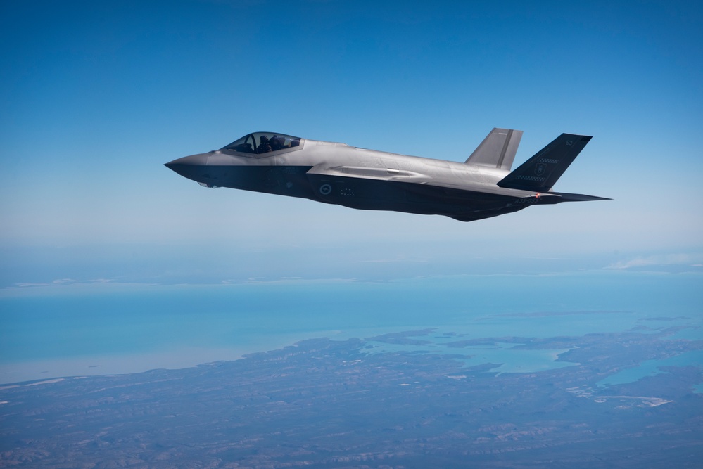 RAAF refuels Lightning in the skies