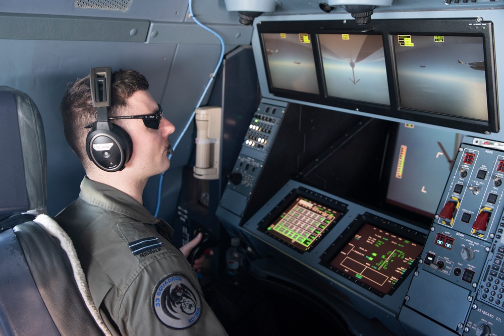 RAAF refuels Lightning in the skies