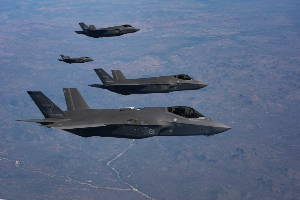 RAAF refuels Lightning in the skies