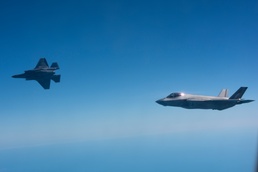 RAAF refuels Lightning in the skies