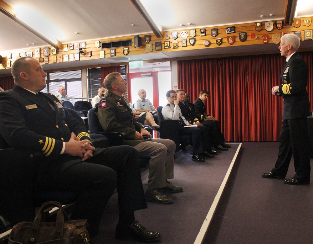 Commander, U.S. 7th Fleet speaks to the New Zealand Command and Staff College Students