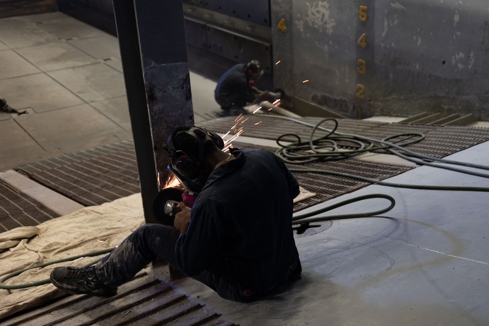 USS Bataan Sailor performs preservation maintenance