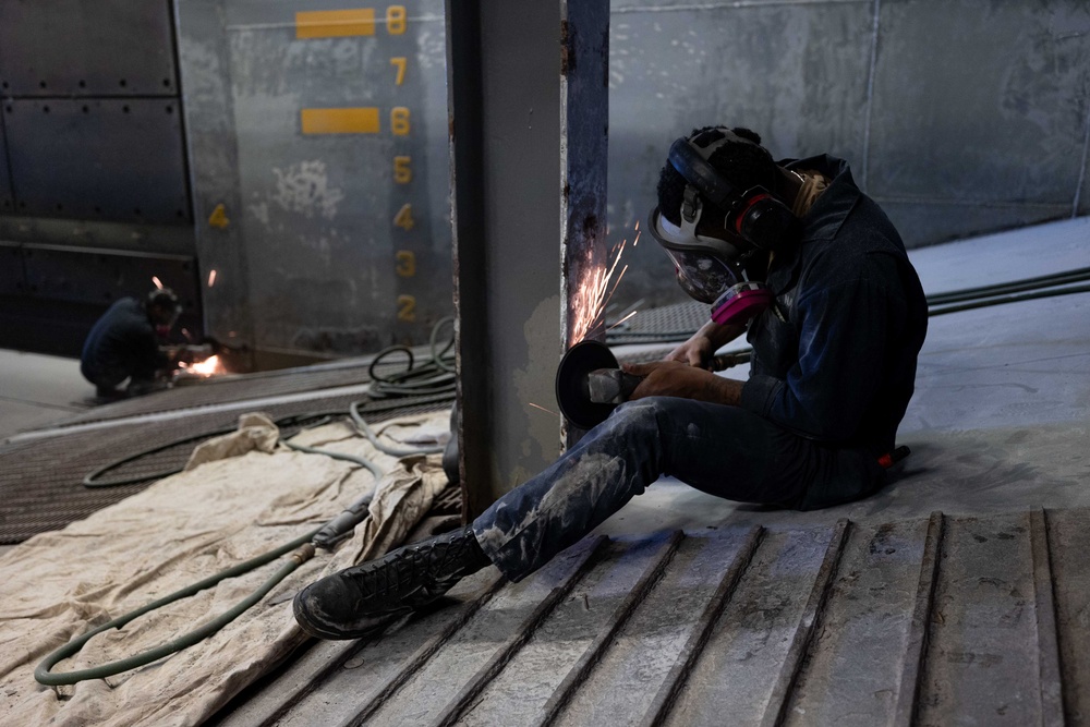 USS Bataan Sailor performs preservation maintenance