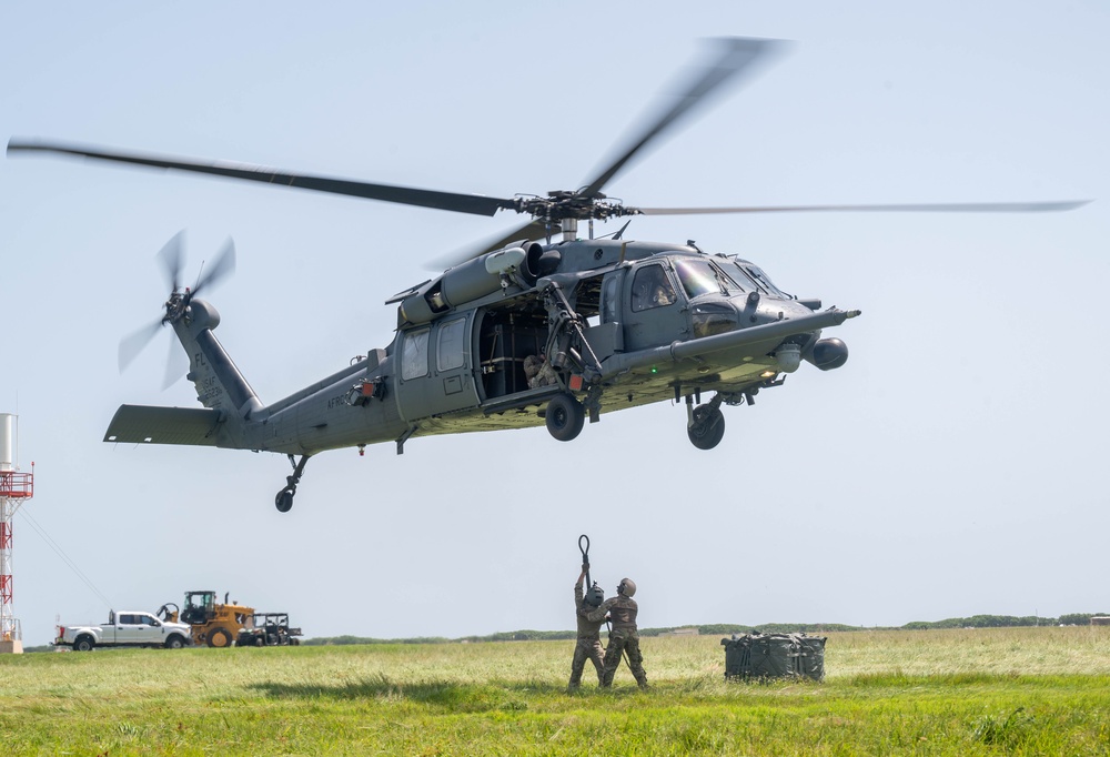 Riggers perform sling load training