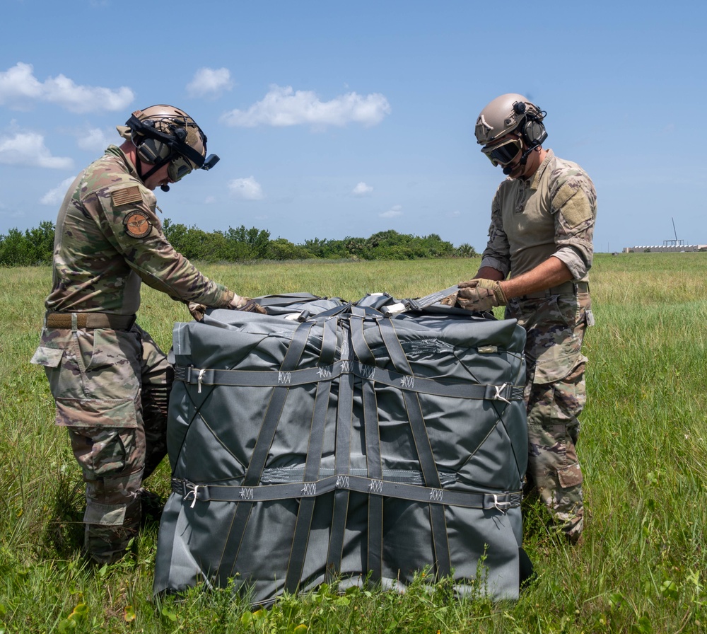 Riggers perform sling load training