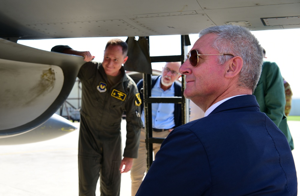 Belluno community leaders visit 31FW