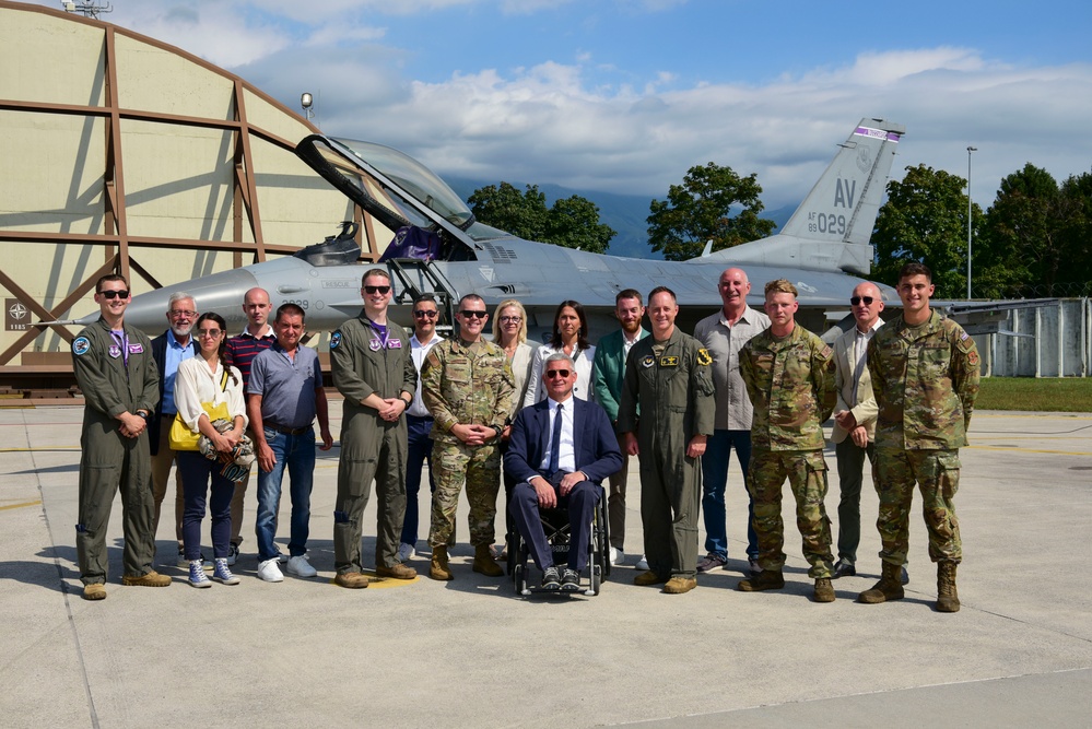Belluno community leaders visit 31FW