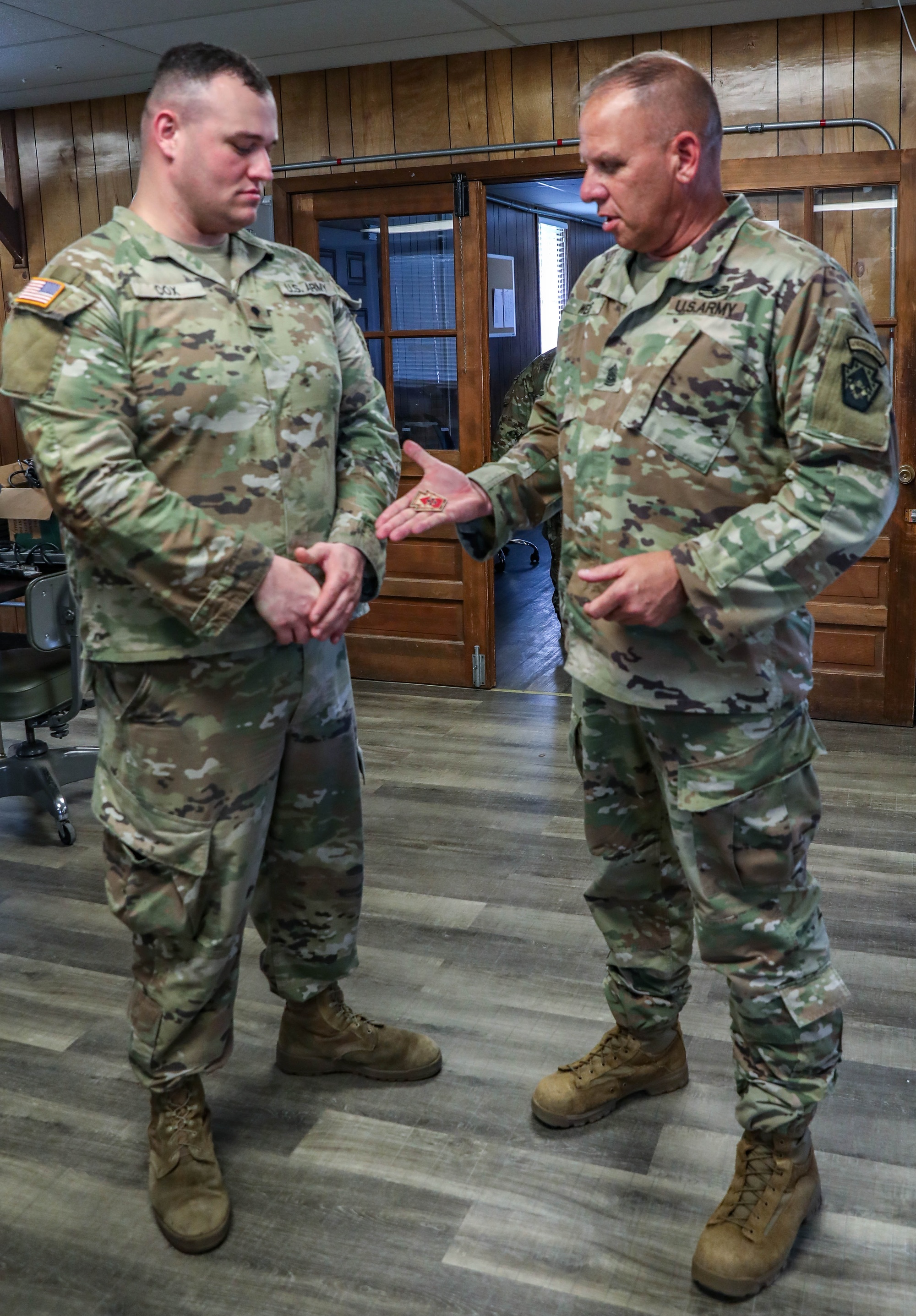 ミリタリー Walking U.S Army Sergeant DVIDS - Images - 213th RSG Command Sergeant Major Recognizes