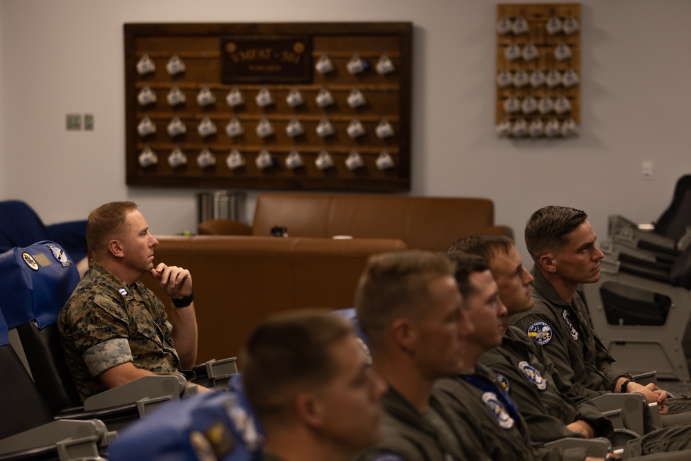 Commodore Readwin presents award to F35-B Pilot