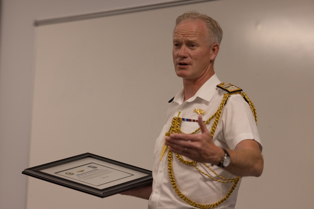 Commodore Readwin presents award to F35-B Pilot