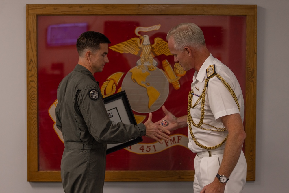 Commodore Readwin presents award to F35-B Pilot