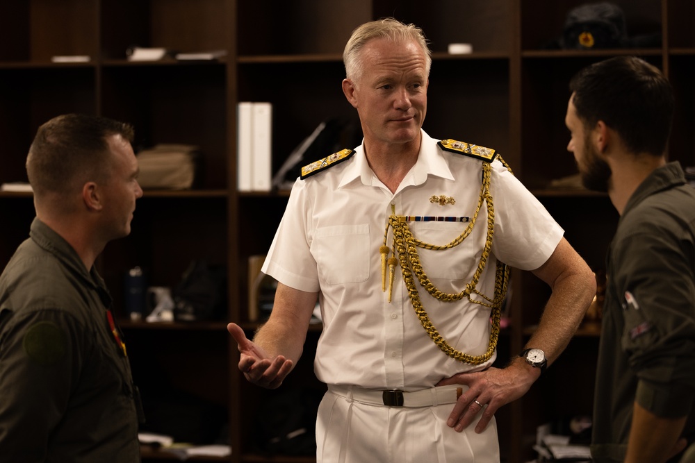 Commodore Readwin presents award to F35-B Pilot