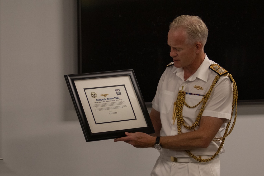 Commodore Readwin presents award to F35-B Pilot