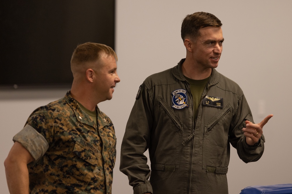 Commodore Readwin presents award to F35-B Pilot