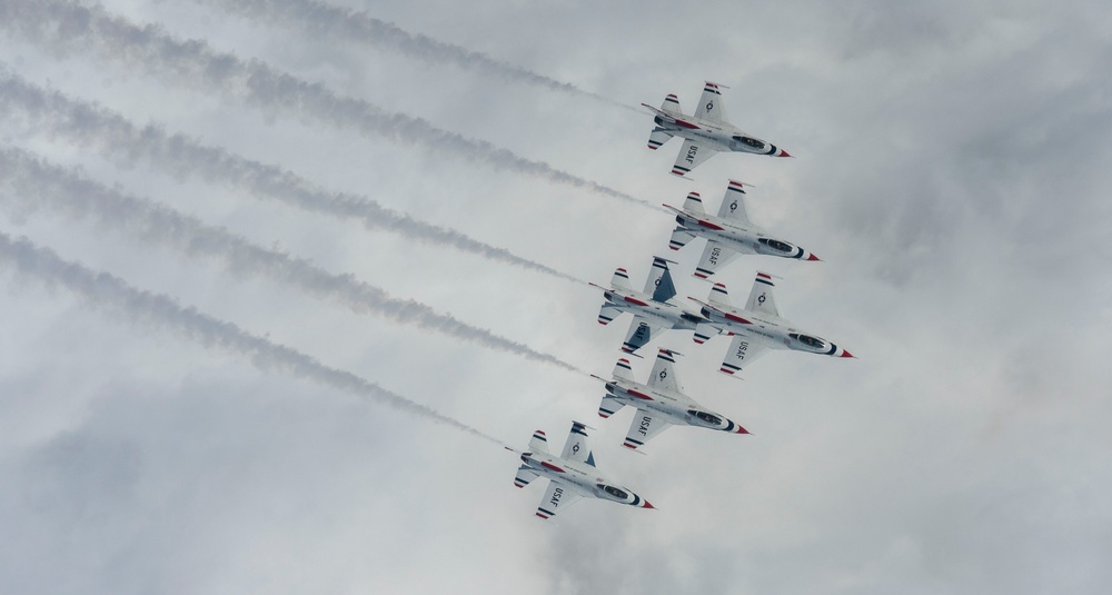 Thunderbirds fly over Mount Rainier