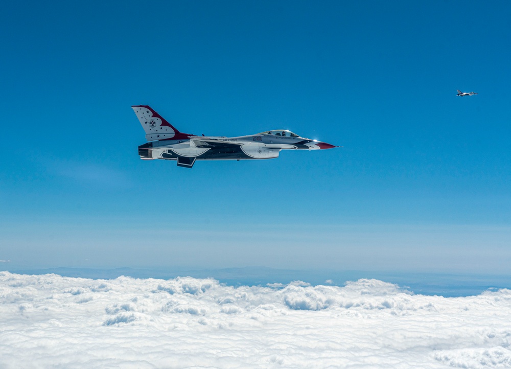 Thunderbirds fly over Mount Rainier