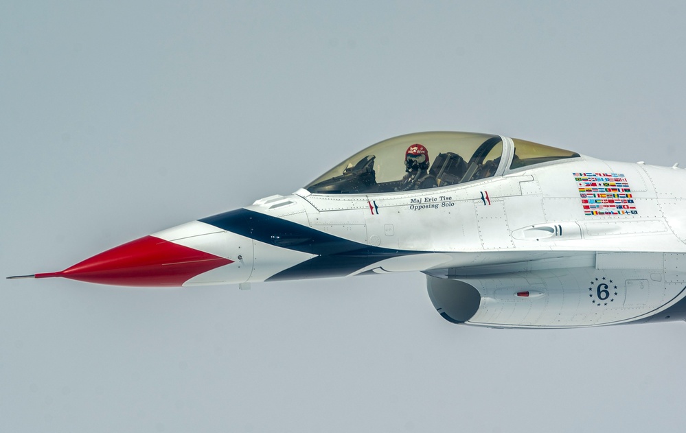 Thunderbirds fly over Mount Rainier