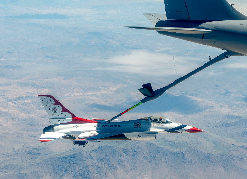 Thunderbirds fly over Mount Rainier