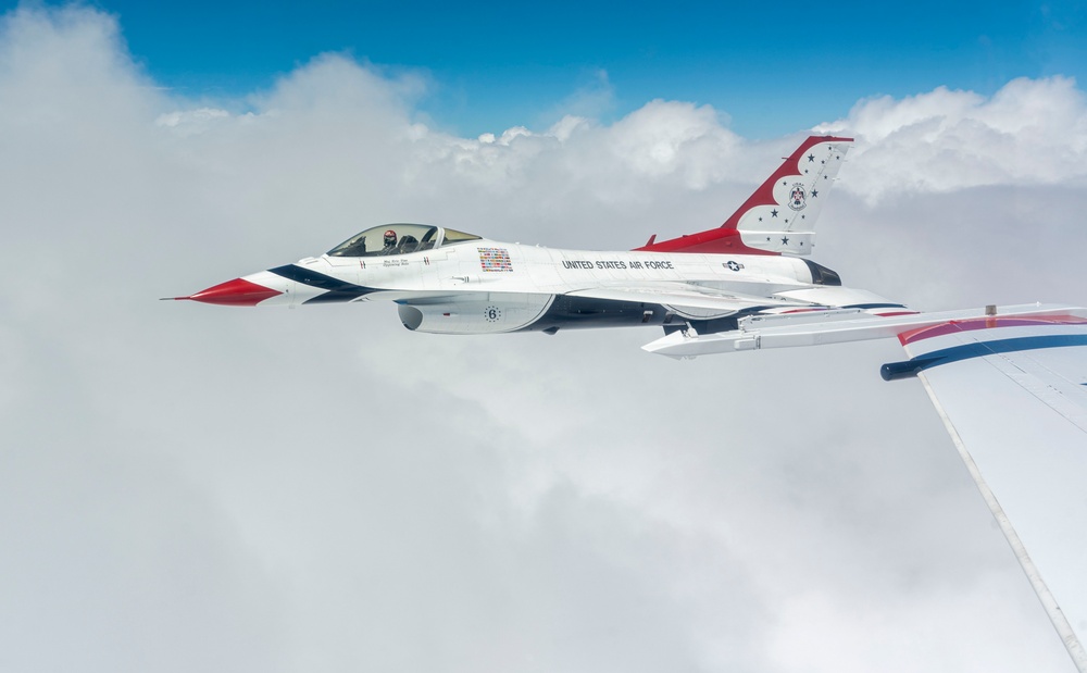 Thunderbirds fly over Mount Rainier