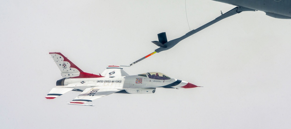 Thunderbirds fly over Mount Rainier