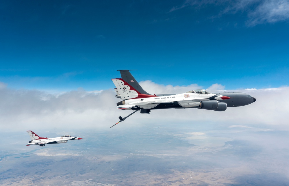 Thunderbirds fly over Mount Rainier