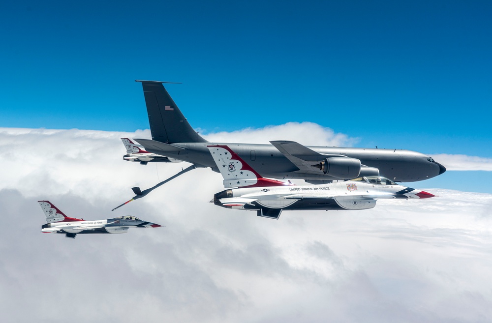 Thunderbirds fly over Mount Rainier