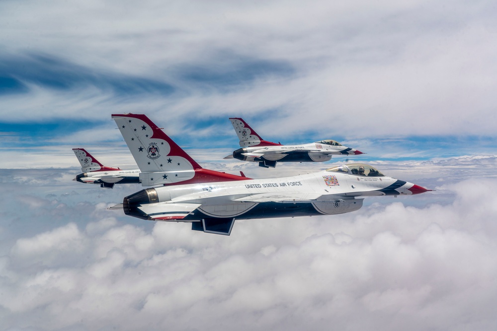 Thunderbirds fly over Mount Rainier