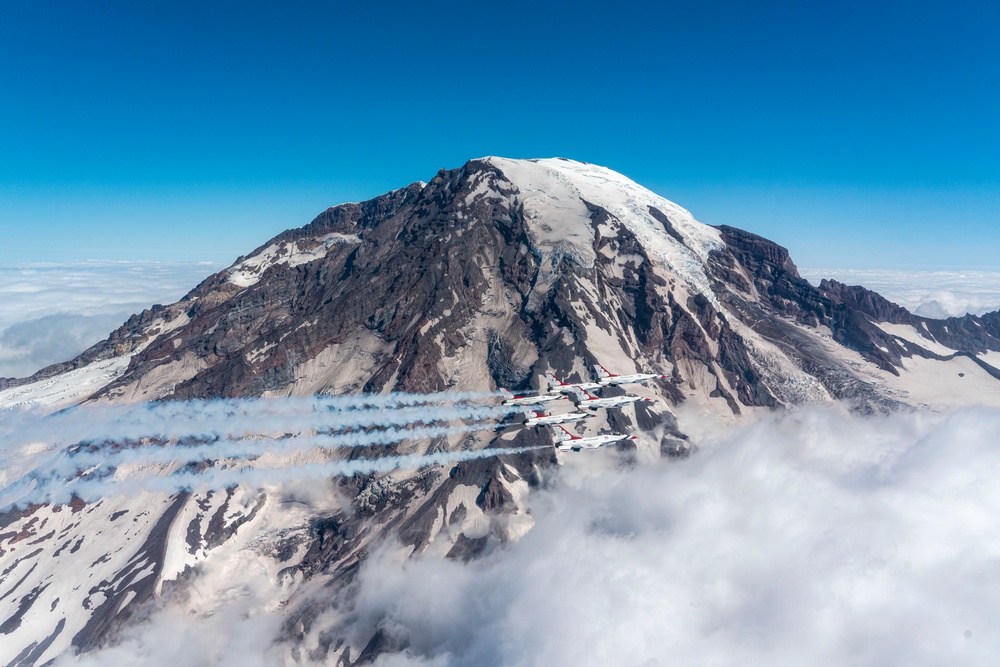 Thunderbirds fly over Mount Rainier