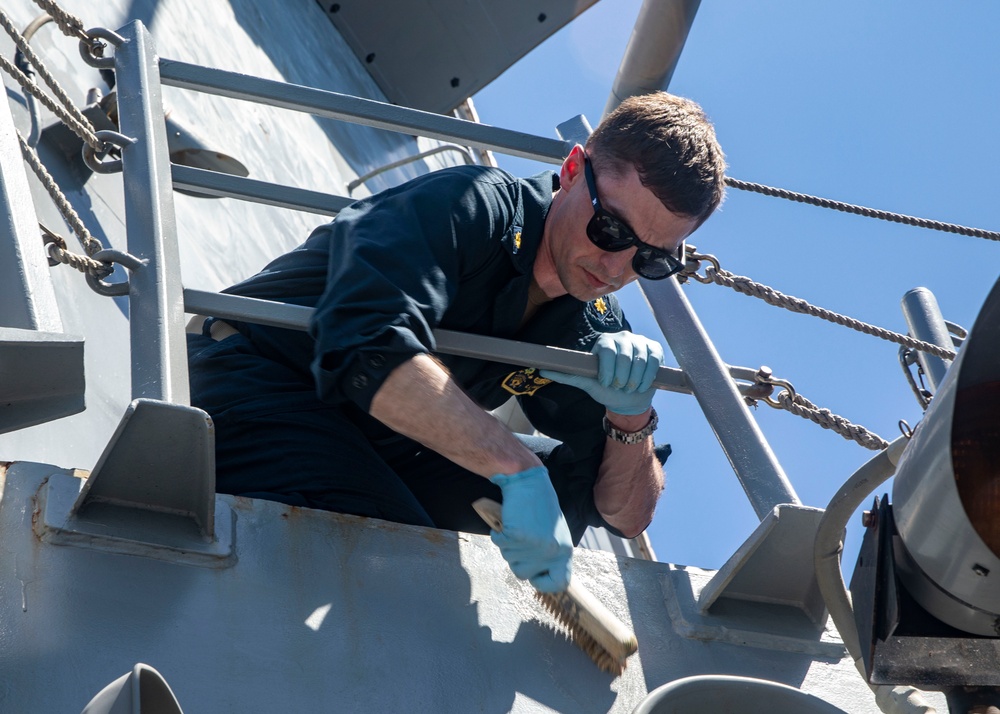 Sailors Conduct Fresh-Water Wash Down of USS John Finn (DDG 113)