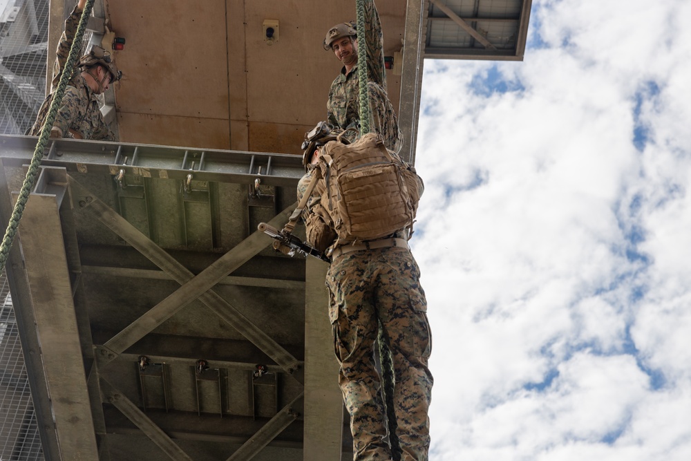 Marines practice fast-roping with Australian Army