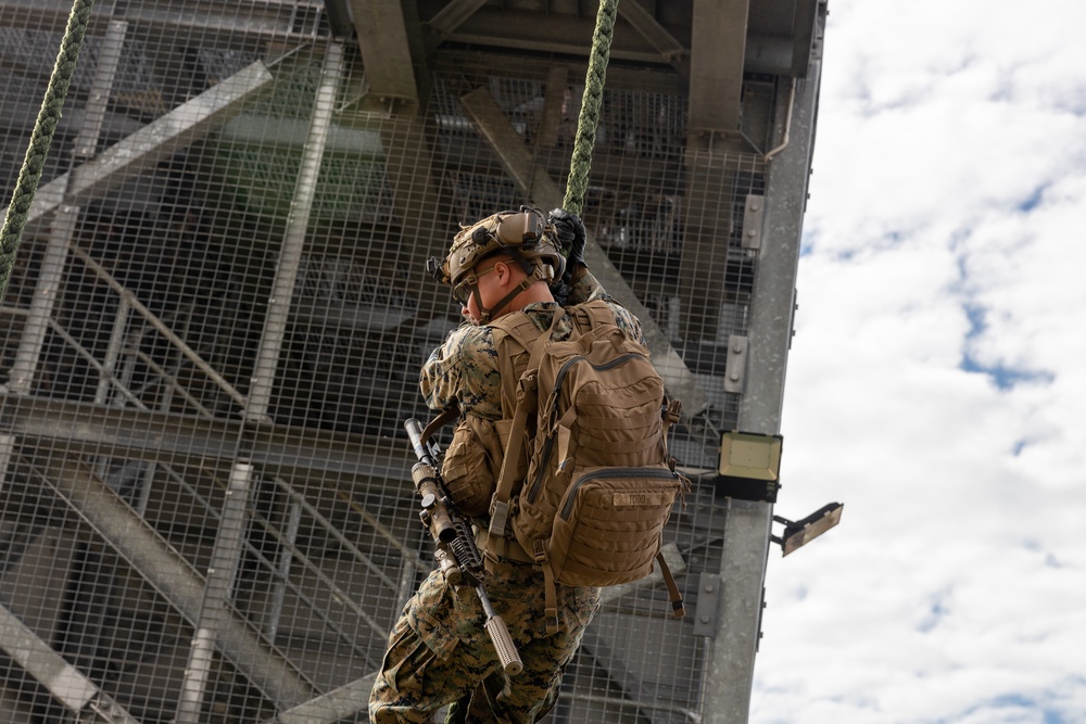 Marines practice fast-roping with Australian Army