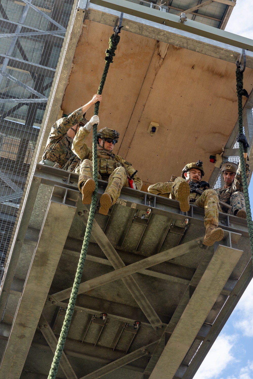 Marines practice fast-roping with Australian Army