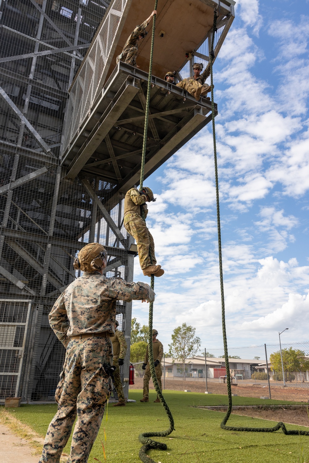 Marines practice fast-roping with Australian Army