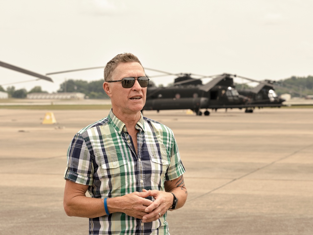 Country Music Star, Craig Morgan enlists into the Army