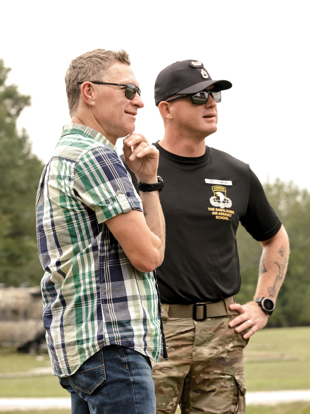 Country Music Star, Craig Morgan enlists into the Army