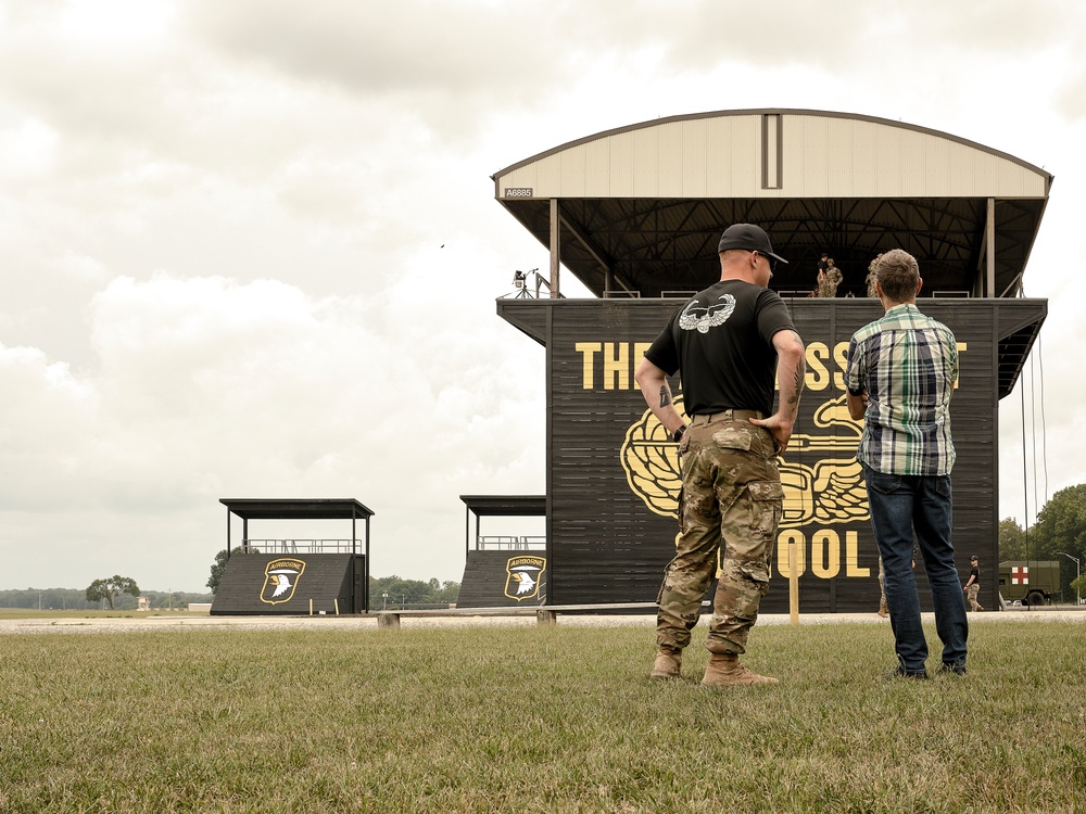 Country Music Star, Craig Morgan enlists into the Army