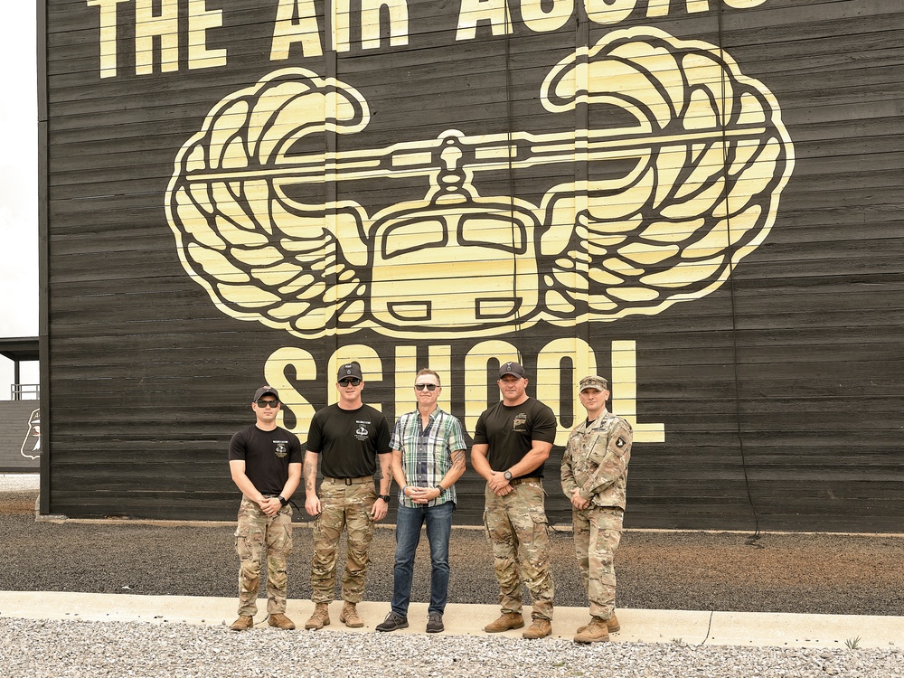 Country Music Star, Craig Morgan enlists into the Army