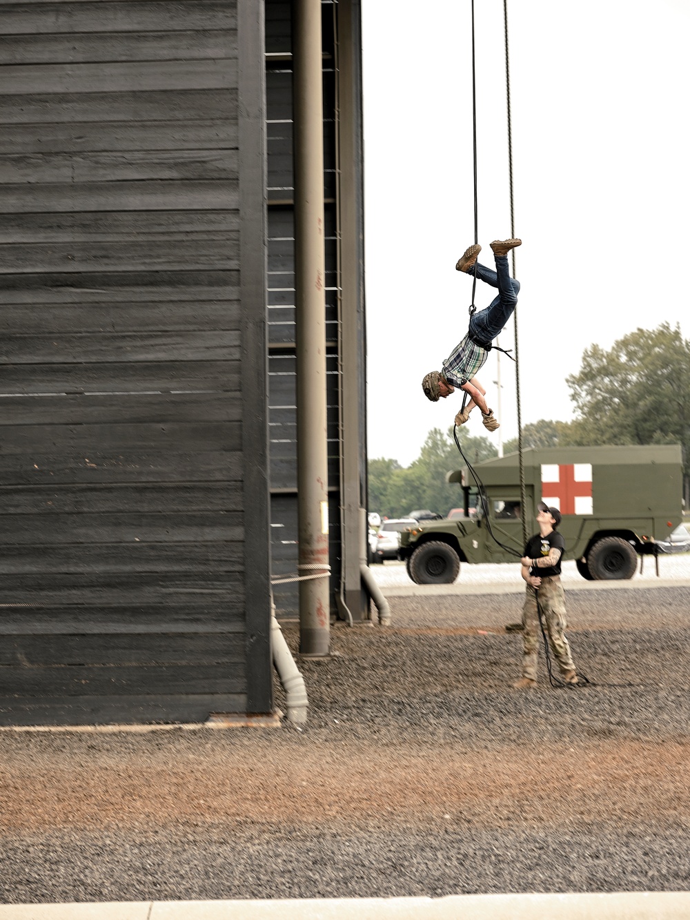 Country Music Star, Craig Morgan enlists into the Army