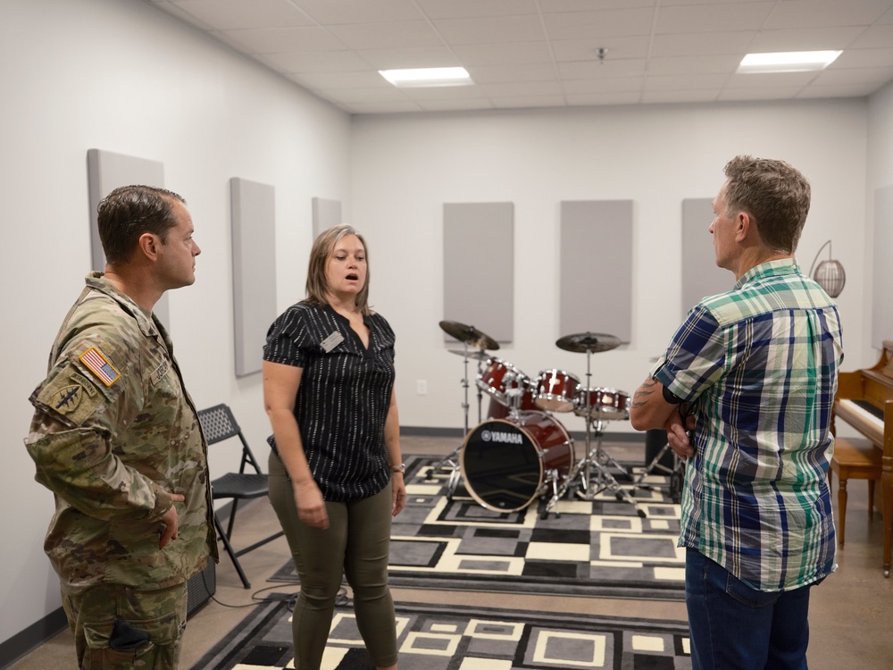 Country Music Star, Craig Morgan enlists into the Army