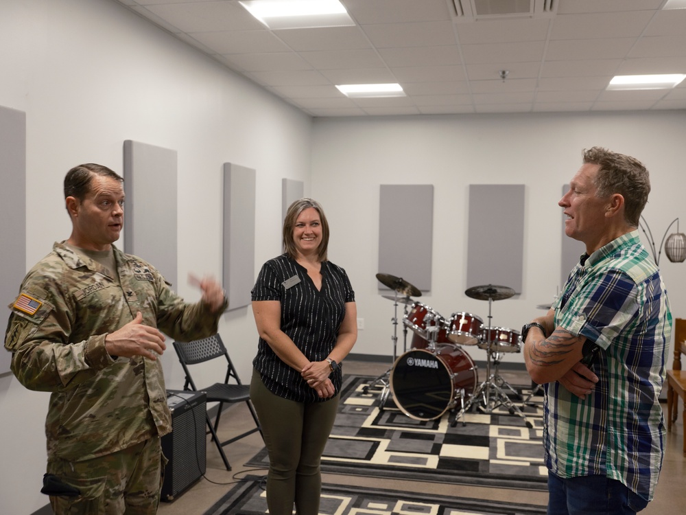 Country Music Star, Craig Morgan enlists into the Army