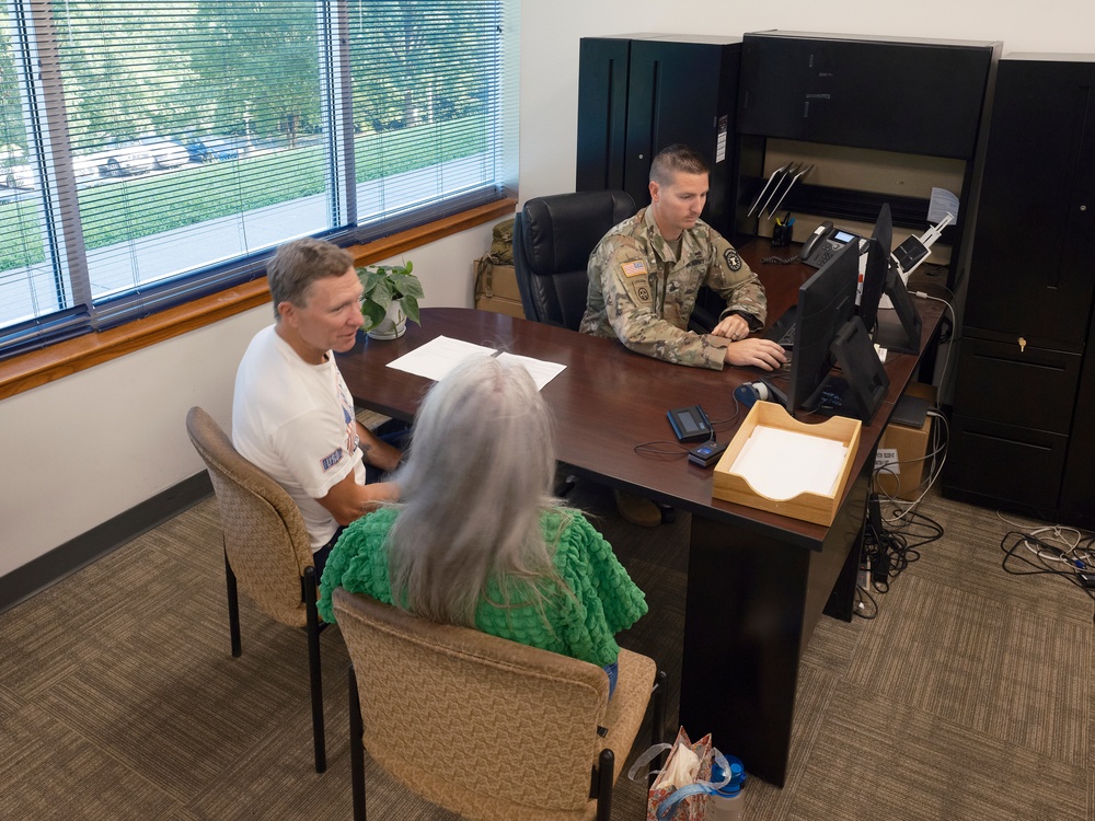 Country Music Star, Craig Morgan enlists into the Army