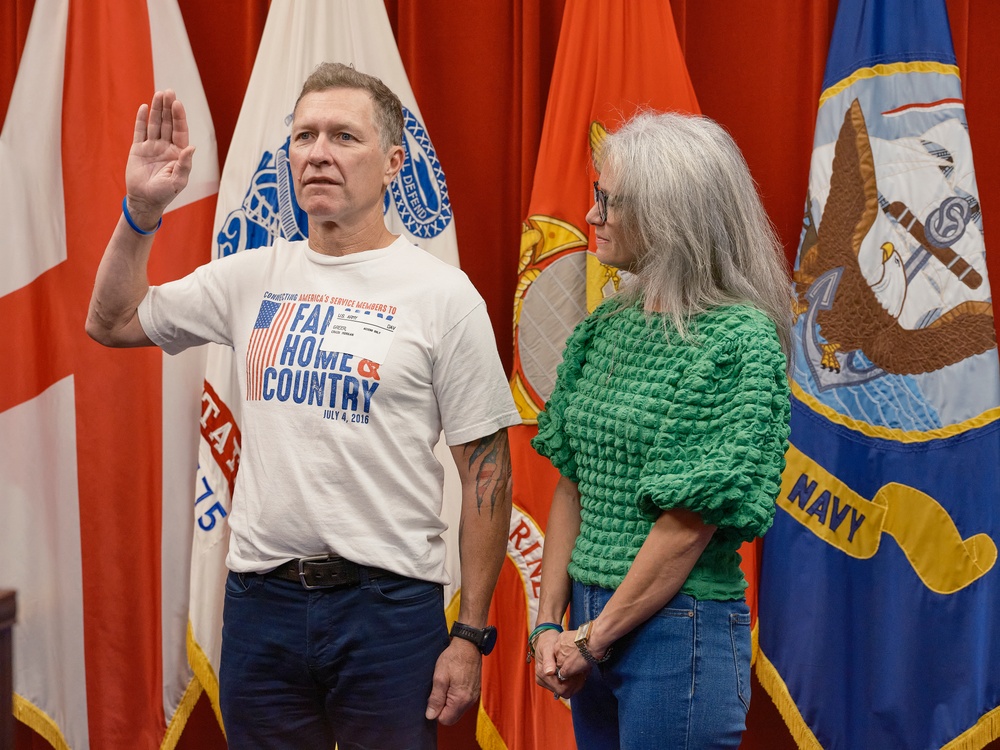 Country Music Star, Craig Morgan enlists into the Army