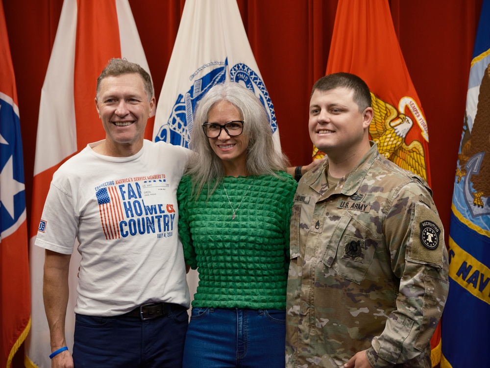 Country Music Star, Craig Morgan enlists into the Army